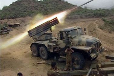 r : A video grab from Yemen's state television shows a multi-barrel rocket launcher on the frontline firing at rebel positions on a mountain in Saada province August 17, 2009. Fighting