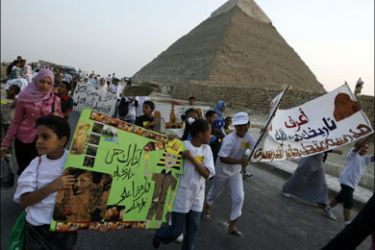 afp : Egyptian students take part in a peaceful walk at the site of the Great Pyramids of Giza in Cairo on August 9, 2009. The campaign, which is organized by Egypt’s Supreme