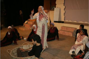 لقطة من مسرحية نساء غزة وصبر ايوب