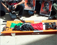 صحفيون يشيعون كاميراتهم احتجاجا على مقتل مصور (الجزيرة-أرشيف)