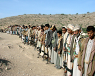 مجموعة من أفراد القبائل الموالين للحكومة في صراعها مع الحوثيين (الفرنسية-أرشيف)