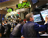 مؤشرات الأسهم الأميركية تراجعت بقوة أمس الجمعة (الفرنسية-أرشيف)