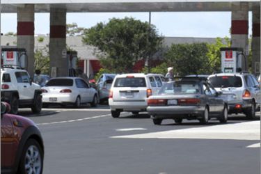 Customers line up for a discount on their automobile fuel at a Costco store in Carlsbad, California October 5, 2009. Costco Wholesale Corp, the No 1 U.S. warehouse