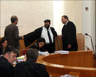 طاقم المحامين في قاعة المحكمة يطالبون بإلغاء القانون العنصري