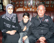 علاء عيسى مع زوجته إيمان وطفلهما عبد الله 