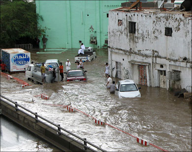 الأمطار الغزيرة بمكة تثير مخاوف من تكرار سيول جدة (الفرنسية-أرشيف)
