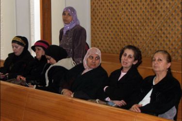 فلسطينيات من أراضي الـ 48 ، في قاعة المحكمة بانتظار إلغاء أنظمة الطوارئ للتواصل مع أزواجهن