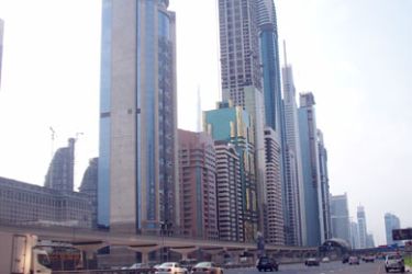 شارع الشيخ زايد الشهير وسط مدينة دبي