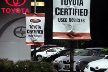 r : Toyota cars are seen in a dealership in Pasadena January 26, 2010. Toyota Motor Corp said on Tuesday it will suspend sales of eight models involved in a recall announced last