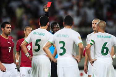epa02009874 Rafik Halliche (C, 5) of Algeria is sent off by referee Koffi Codja (behind) during the Africa Cup of Nations semifinal soccer match between Egypt and Algeria
