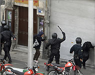 من الصور التي نشرت على الإنترنت عن المصادمات التي وقعت بين رجال الشرطة وأنصار المعارضة (الفرنسية-أرشيف)