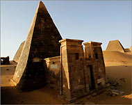 أهرامات السودان تحتضن أسرارا (الفرنسية)