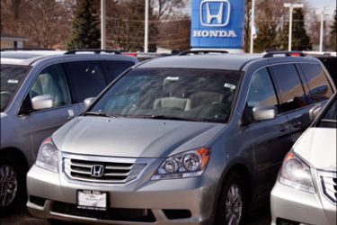 afp : DES PLAINES, IL - MARCH 16: A Honda Odysseys are offered for sale at O'Hare Honda March 16, 2010 in Des Plaines, Illinois. Today Honda announced a recall of 2007