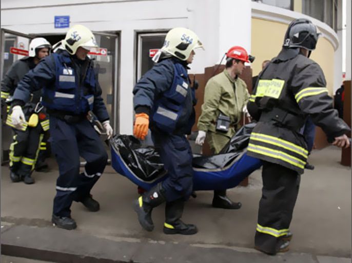 Emergency Ministry workers carry the body of a victim of a bomb explosion at Park Kultury metro station in Moscow March 29, 2010.