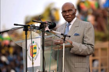 afp : Senegal's President Abdoulaye Wade delivers a speech on April 3, 2010 in Dakar during the inauguration ceremony to unveil a multi-million dollar statue marking 50 years of