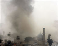 الدخان يتصاعد من سماء العاصمة العراقية بعد انفجار المفخخات الثلاث (الفرنسية)