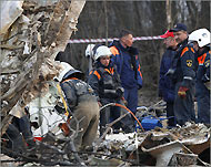 عدد من الجثث ما يزال تحت حطام الطائرة (رويترز)