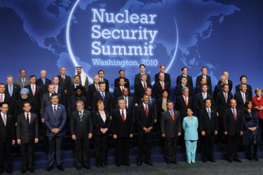 f/US President Barack Obama (C) leads a family picture with heads of delegations during the Nuclear Security Summit at the Washington Convention Center in Washington, DC, April 13, 2010. AFP PHOTO / ERIC FEFERBERG