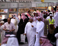المجتمع السعودي المحافظ دفع بعض الكتاب إلى طرق المحرمات حسب بعض النقاد (رويترز)