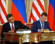 ميدفيديف (يمين) وأوباما أثناء توقيعهما المعاهدة في براغ (الفرنسية-أرشيف)