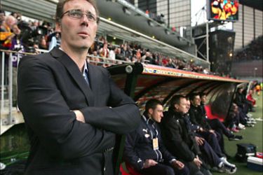 f_Bordeaux's French coach Laurent Blanc watches the French L1 football match Lens vs. Bordeaux on May 15 2010 at Felix Bollaert Stadium in Lens
