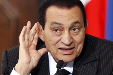Egyptian President Hosni Mubarak gestures during a news conference after a meeting with Italy's Prime Minister Silvio Berlusconi at Villa Madama in Rome May 19, 2010. REUTERS
