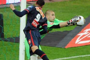 AS Monaco's goalkeeper Stephane Ruffier catches the ball in front of Paris Saint-Germain's French striker Guillaume Horau during the French Cup final between Paris Saint Germain (PSG) and AS Monaco on May 1, 2010 at Stade de France in Saint-Denis, outside of Paris.
