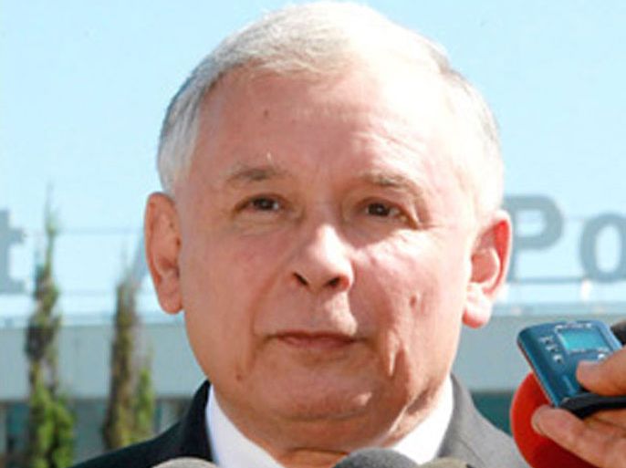 REUTERS/ Jaroslaw Kaczynski, presidential candidate from Law and Justice Party (PiS), speaks to the media in front of Fiat Auto Poland factory in Tychy, southern Poland June 17, 2010.