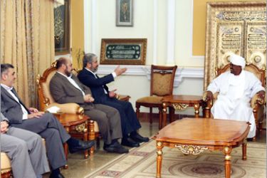 epa02194278 Palestinian Hamas leader Khaled Mashaal (2d R) meets with Sudanese President Omar el Bashir (R) in Khartoum, Sudan, late 09 June 2010. Mashaal traveled to