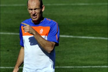 afp : Netherlands' striker Arjen Robben takes part in a training session at the Princess Maogo stadium in Durban on 18 June, 2010. The Netherlands face Japan on June 19 with