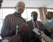 مانديلا أطلق مجموعة من المبادرات لنشر السلام ومحاربة العنصرية (الفرنسية-أرشيف)