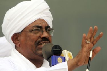 Sudanese President Omar al-Bashir speaks during a rally to support Darfur peace talks in Khartoum August 7, 2010. REUTERS/Mohamed Nurdldin Abdallah