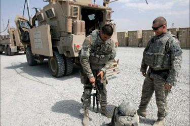 r_U.S. soldiers prepare for a joint patrol with Iraqi police in the city of Kirkuk, 250 km (155 miles) north of Baghdad September 1, 2010.