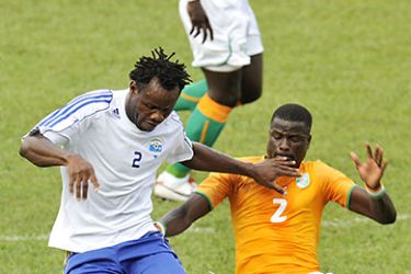 Eboue Emmanuel (R), player for the Ivory Coast Elephants, vies against Aniweta Loui (L), a player on Rwanda's national team, for control of the ball during a CAN 2012 qualifying match on September 4, 2010