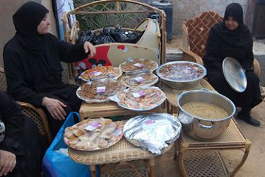 نساء مشاركات بالمعرض تعد الطعام - معرض للحفاظ على التراث بغزة - أحمد فياض-غزة