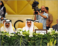 وزير الثقافة القطري حمد بن عبد العزيز الكواري (وسط) في افتتاح المؤتمر (الجزيرة نت)