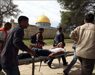 فلسطيني أصيب في مواجهات مع متطرفين يهود في القدس (رويترز-أرشيف)