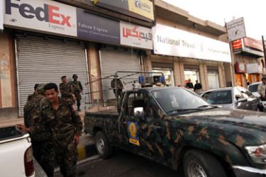 YEMEN : Yemeni security are seen outside a branch of the package delivery firm FedEx in Sanaa on October 30, 2010. Yemen launched a probe after explosives were found in air parcels sent to US synagogues from its territory by suspected Al-Qaeda militants whom it is under renewed pressure to eliminate. AFP PHOTO/MOHAMMAD HUWAIS