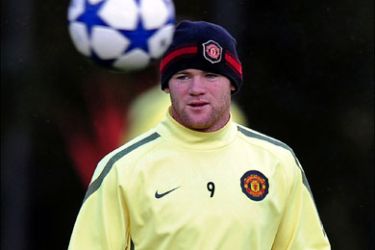 afp : Manchester United's Wayne Rooney participates in a team training session at the club's Carrington training complex, in Manchester, north-west England on October 19, 2010. Manchester United are set to play Bursaspor in a