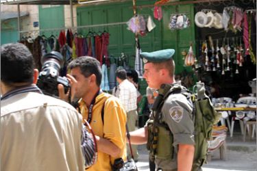 جهات عديدة تراقب الإعلاميين الفلسطينيين (جندي إسرائيل يدفع صحفيين فلسطينيين في قلب الخليل)