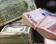 الدولار يصعد على حساب اليورو بعدما تعرض لانتكاسة في الأسابيع القليلة الماضية (الفرنسية-أرشيف)