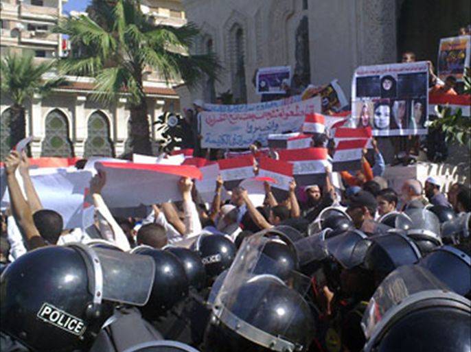 المتظاهرون يحتجون على اختفاء زوجة كاهن أعلنت إسلامها - مظاهرة للإفراج عن "كاميليا "ومقاطعة الأقباط في مصر - الإسكندرية /أحمد عبد الحافظ