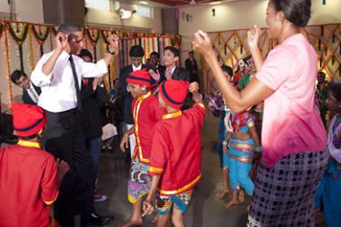 US President Barack Obama (L) and First Lady Michelle Obama (R) dance during a cultural event at The Holy Name High School in Mumbai on November 7, 2010.