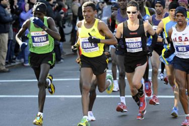 World record holder Haile Gebrselassie (C) leads elite men runners cross at the begining of the New York City Marathon, in New York, November 7, 2010. Ethiopian Gebre Gebremariam won in a time of 2:08.14 ahead of Kenya's Emmanuel Mutai and Kenya's Moses Kigen Kipkosgei finished third. Gebrselassie
