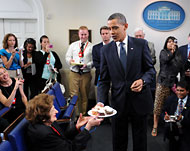 أوباما يقدم الحلوى لهيلين لدى احتفاله بذكرى ميلاده العام الماضي (الأوروبية)