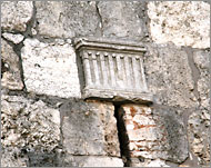 حجر يحمل مجسم الهيكل اليهودي المزعوم وضع مكان حجر أصلي (مؤسسة الأقصى)