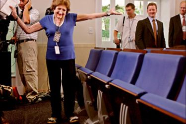 epa01062906 Long-time White House correspondent Helen Thomas reacts to seeing her seat on the front row of the remodeled Brady Press Briefing Room in the West Wing of the