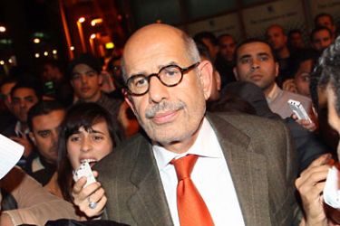 epa02552459 The Nobel Peace Prize winner and former head of the International Atomic Energy Agency, Mohamed ElBaradei (C), arrives at Cairo airport, Egypt, 27 January 2011. According to the media reports, ElBaradei said he is willing to head a transitional government in Egypt if the public asked him to do so.