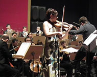 عازفة الكمان مود لوفيت قدمت عزفا في كونشيرتو 