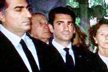 Paris, FRANCE : (FILES) In this photograph taken on June 16, 2001 Iran's Prince Reza Pahlavi (L) stands by his brother Prince Ali Reza (C) during the funeral of their sister